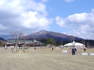 グラウンド・ゴルフ場とまだ雪が残る太平山(同日撮影)