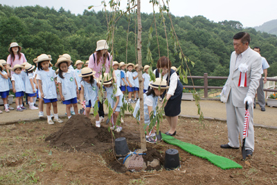 秋田市長と外旭川幼稚園の園児による記念植樹